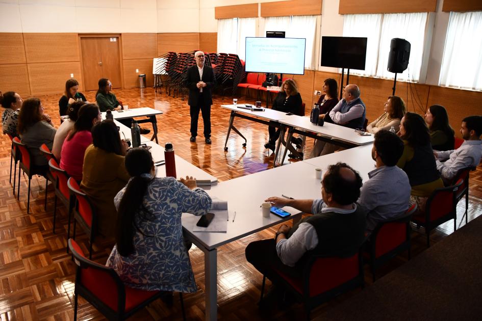 Charla de acompañamiento en el proceso jubilatorio Ricardo Alberti realiza su presentación frente al funcionariado de la INDDHH en el salón de actos