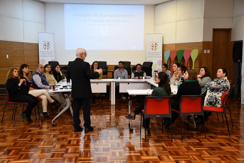 Charla de acompañamiento en el proceso jubilatorio Ricardo Alberti realiza su presentación frente al funcionariado de la INDDHH en el salón de actos