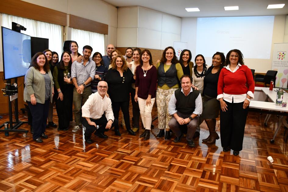 Charla de acompañamiento en el proceso jubilatorio Funcionariado de la INDDHH posa junto a Ricardo Alberti