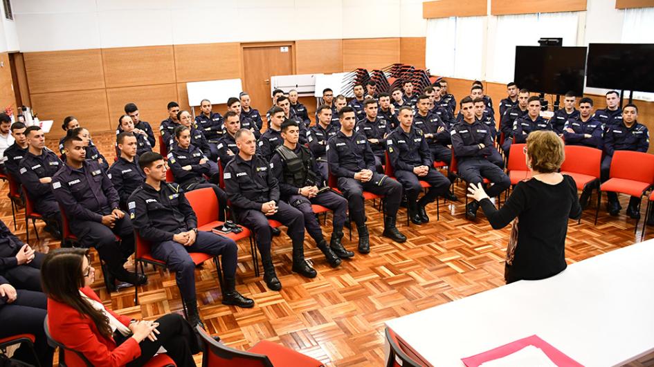 Último encuentro del curso dirigido a cadetes de policía Virginia Martínez, coordinadora del sitio de memoria ex SID da una charla a los cadetes