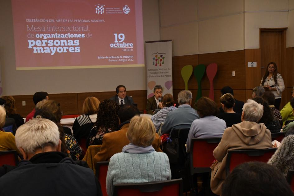 Público atento a la mesa de apertura del evento Público atento a la mesa de apertura del evento