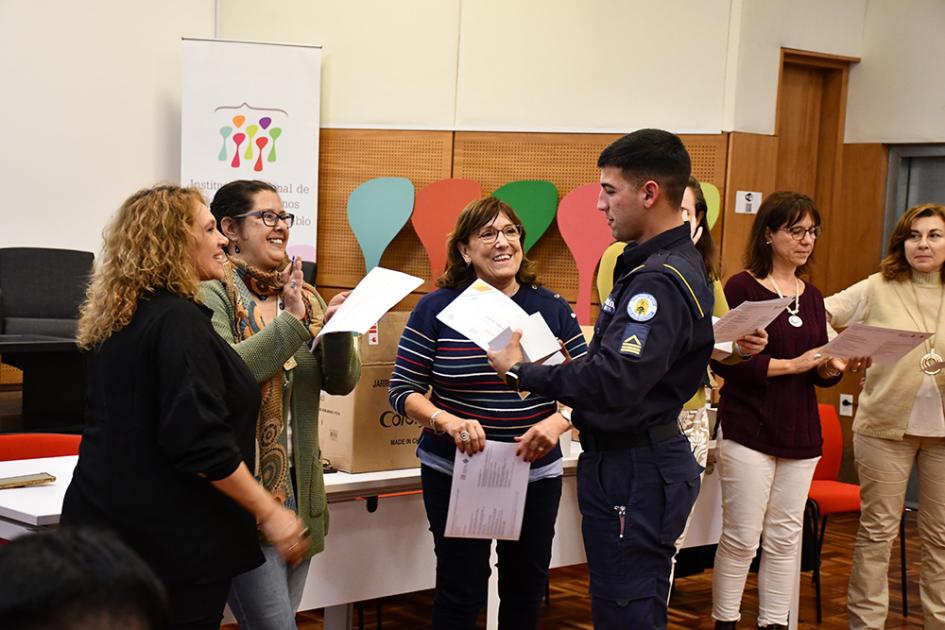 Entrega de diplomas a los participantes del curso Un cadete recibe su diploma de manos de docentes del curso