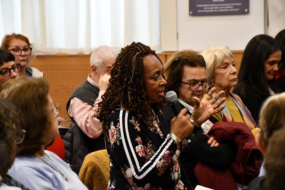 Persona del público realizando intervención