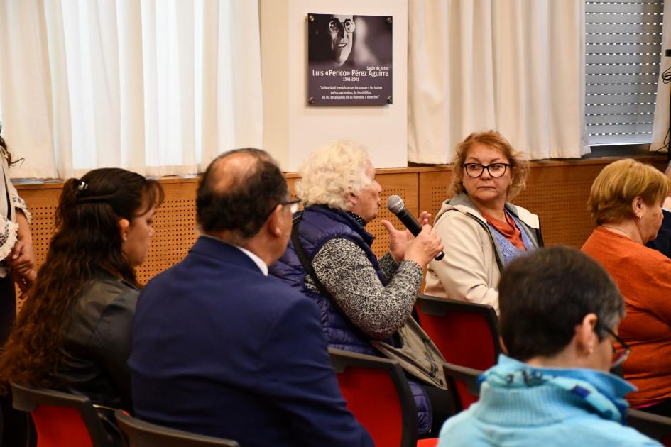 Persona del público realizando intervención