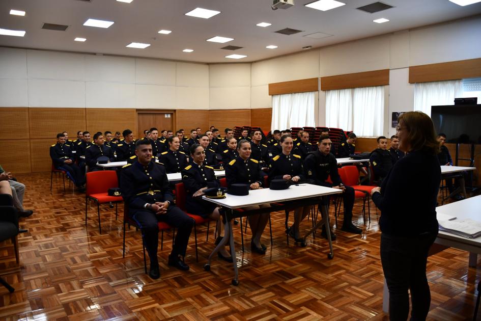 Coordinadora del curso, María Celia Robaina expone frente a los cadetes