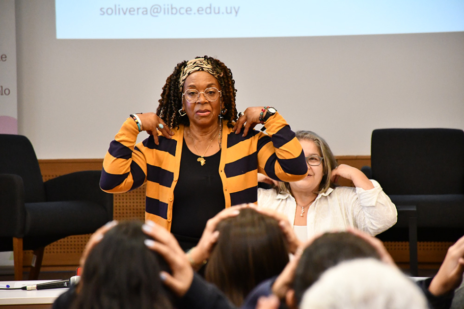 Rita Uriarte realizando una dinámica grupal