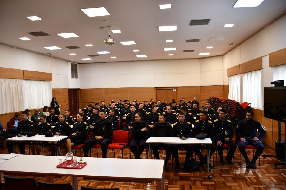 Grupo de cadetes sentados en el salón de actos