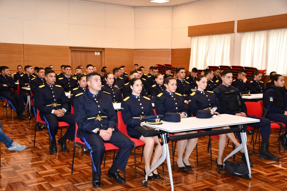 Grupo de cadetes sentados en el salón de actos