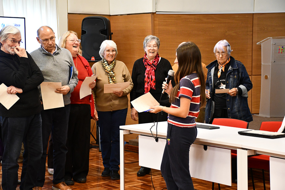 siete personas adelante comentando la puesta en común 