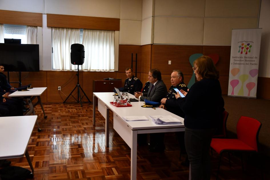 Autoridades de la ENP, de la INDDHH y coordinadora del curso exponen para los cadetes