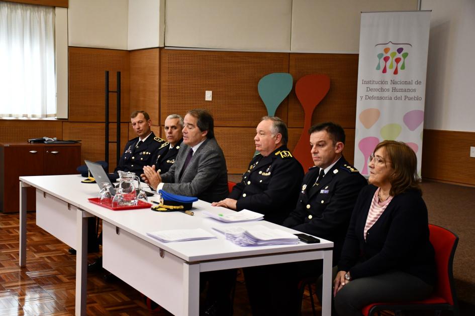 Autoridades de la ENP, de la INDDHH y coordinadora del curso exponen para los cadetes