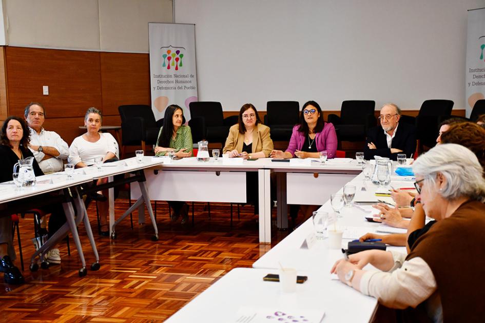 Integrantes del Consejo Directo de la INDDHH junto a participantes de la mesa de diálogo Integrantes del Consejo Directivo de la INDDHH en la mesa de diálogo
