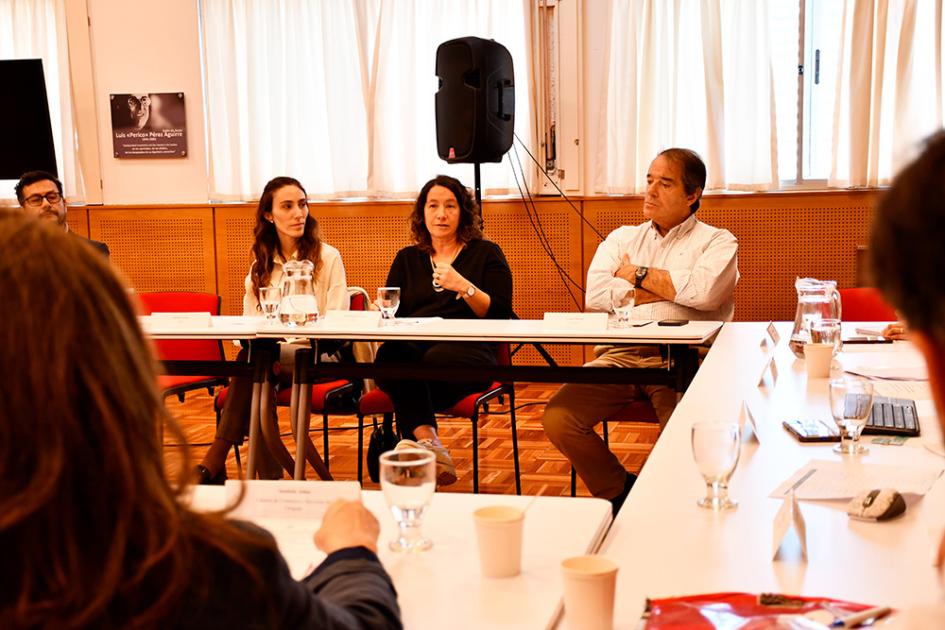 Mesa de diálogo sobre conciliación de la vida personal, familiar y laboral representantes de AEBU junto al director Bernardo Legnani