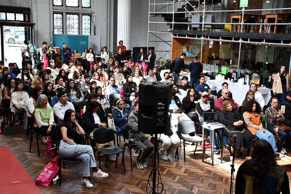 Jóvenes sentados mirando al escenario en el lanzamiento 