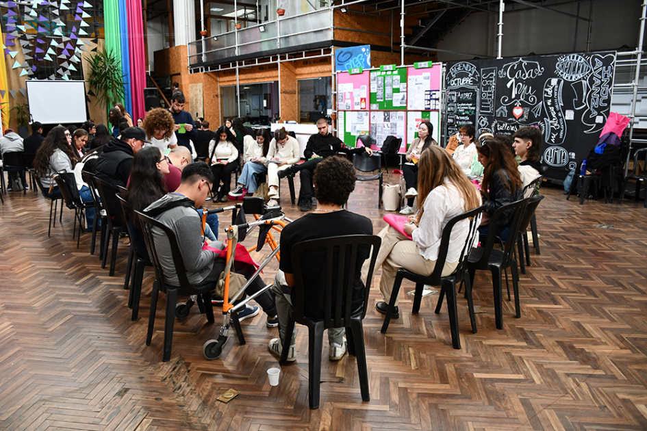 Jóvenes trabajando en subgrupos 