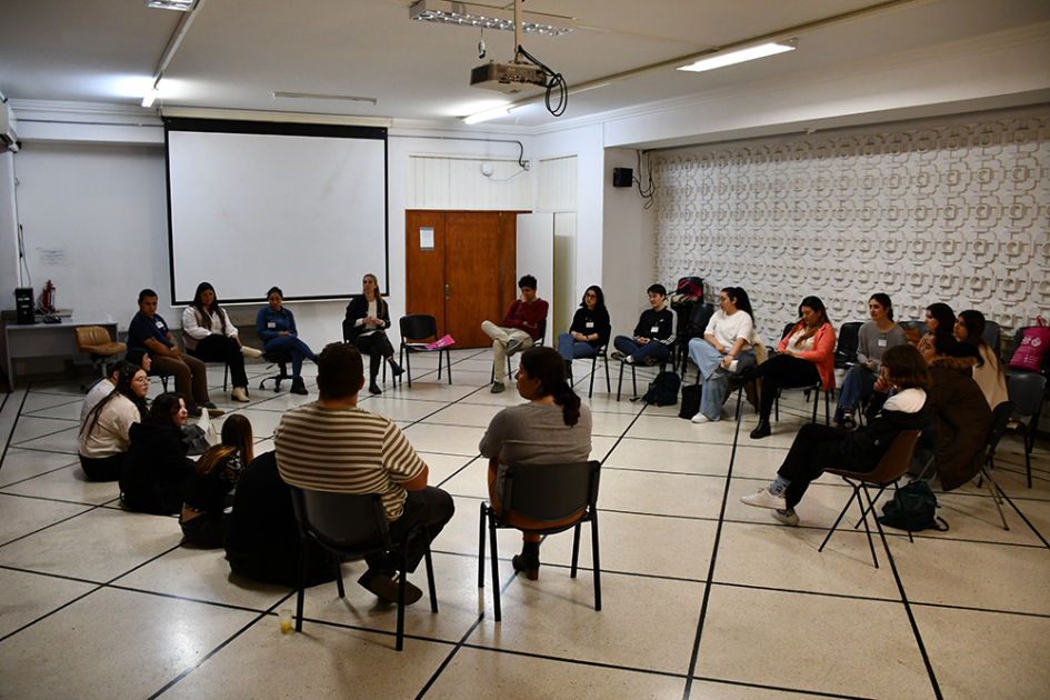 Jóvenes trabajando en subgrupos 