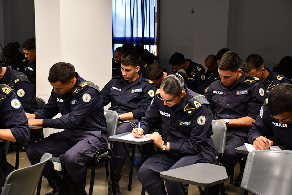 cadetes realizando la evaluación del curso