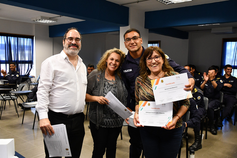 Andrés Serralta, Anabella Vázquez y María Celia Robaina posan con un participante del curso