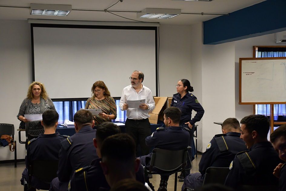 Anabella Vázquez, María Celia Robaina y Andrés Serralta de la INDDHH entregando los certificados