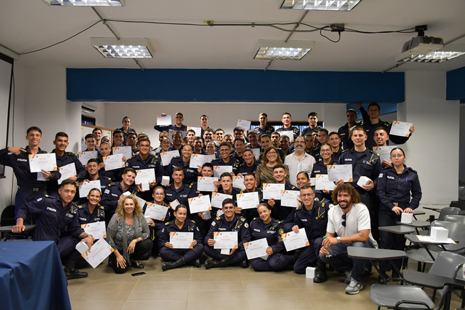 cadetes de Policía posando con sus certificados