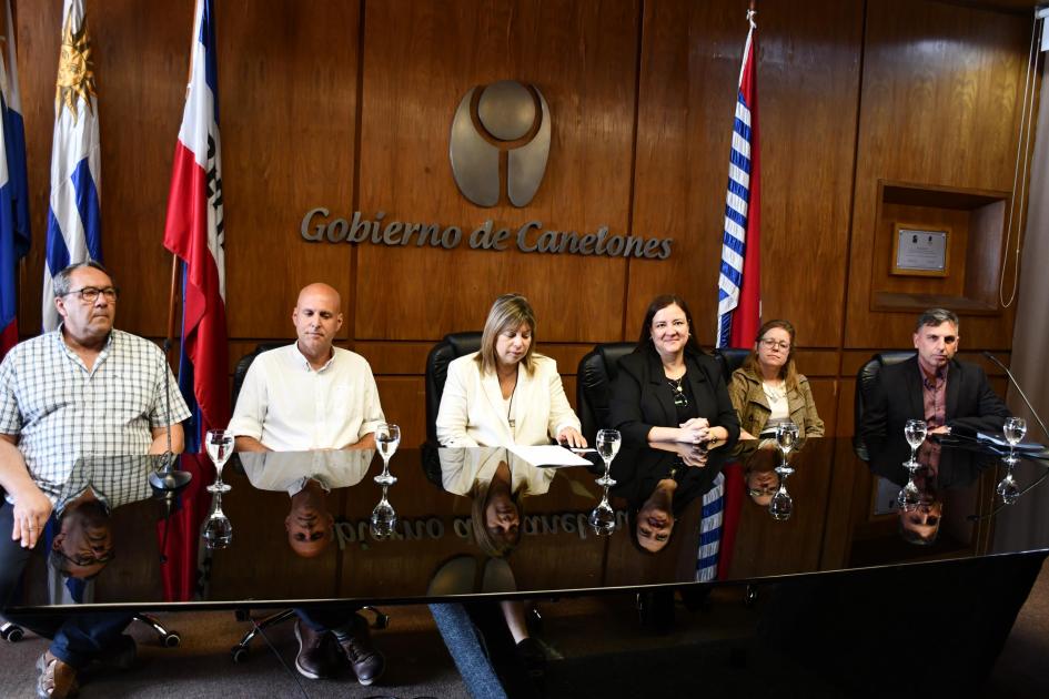 Autoridades de la IC junto a la presidenta Carmen Rodríguez y a la referente de Descentralización Autoridades de la IC junto a la presidenta Carmen Rodríguez y a la referente de Descentralización