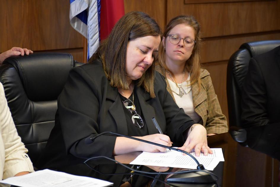 Presidenta de la Institución firmando el convenio, junto a la referente de Descentralización Presidenta de la Institución firmando el convenio, junto a la referente de Descentralización