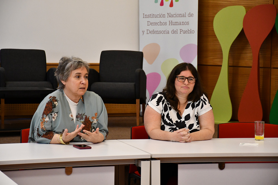 Directora de la INDDHH, Jimena Fernández, junto a Karen Sass del Mecanismo de Vigilancia y Monitoreo