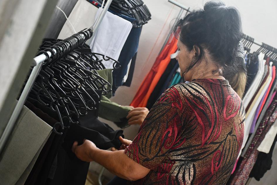 Espacio de donaciones en Uruvene Asistentes eligiendo ropa que fue donada