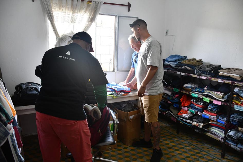 Espacio de donaciones en Uruvene Asistentes eligiendo ropa que fue donada