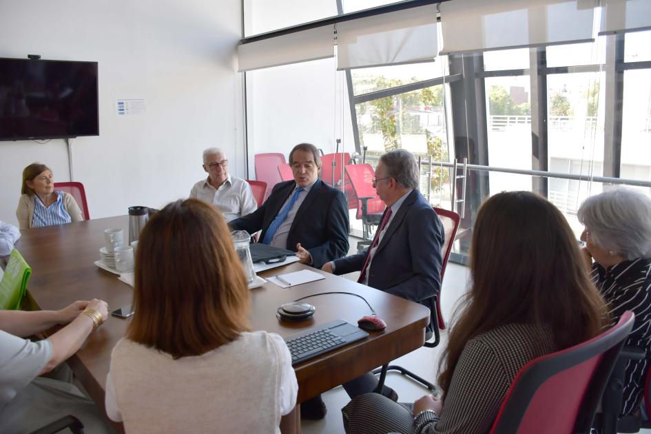 Director Bernardo Legnani dialogando con Francois Vellas junto a otros participantes de la reunión