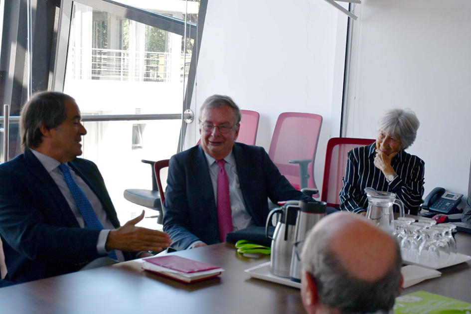Director Bernardo Legnani dialogando con Francois Vellas junto a otros participantes de la reunión Director Bernardo Legnani dialogando con Francois Vellas junto a otros participantes de la reunión