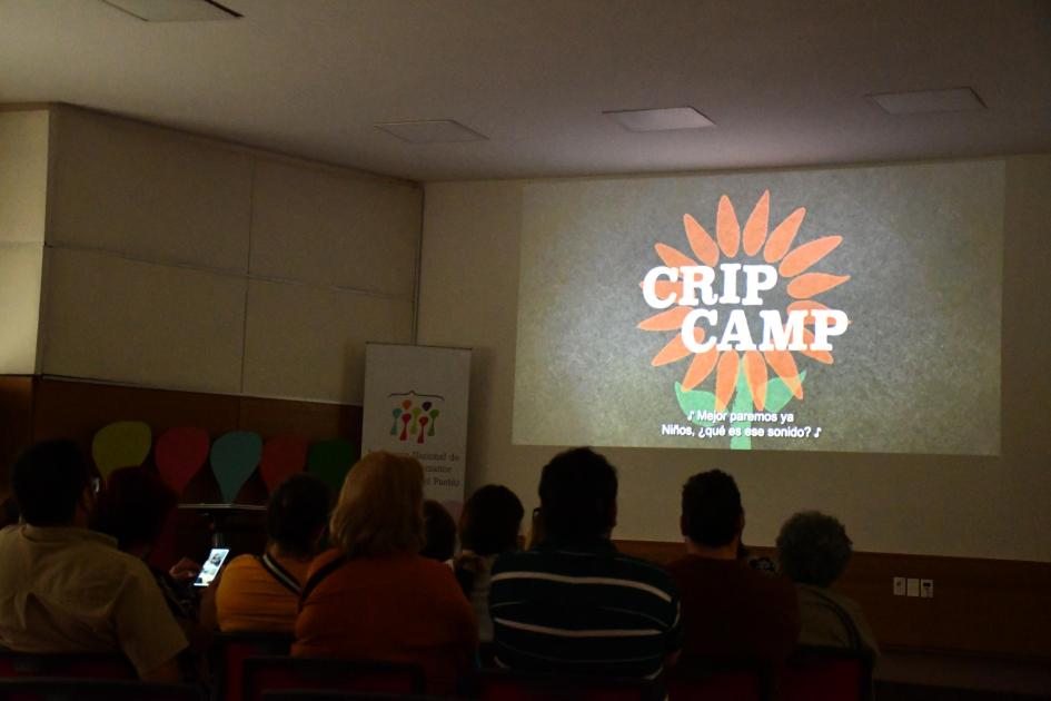 Pantalla con la proyección del documental Pantalla con la proyección del documental