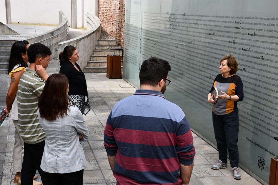 Funcionarias y funcionarios realizando el recorrido guiado por el Sitio de Memoria ex SID Funcionarias y funcionarios realizando el recorrido guiado por el Sitio de Memoria ex SID
