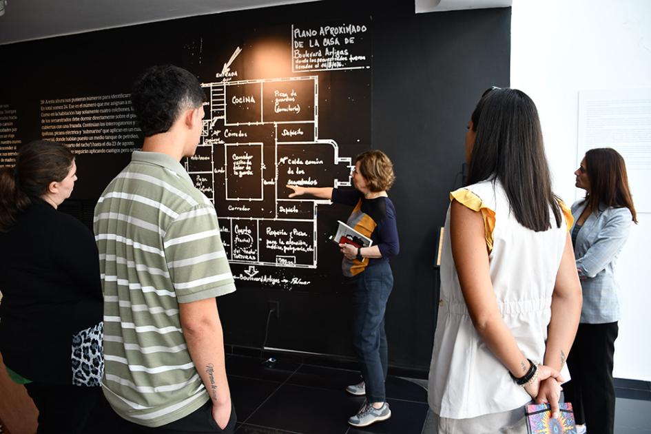 Funcionarias y funcionarios realizando el recorrido guiado por el Sitio de Memoria ex SID Funcionarias y funcionarios realizando el recorrido guiado por el Sitio de Memoria ex SID