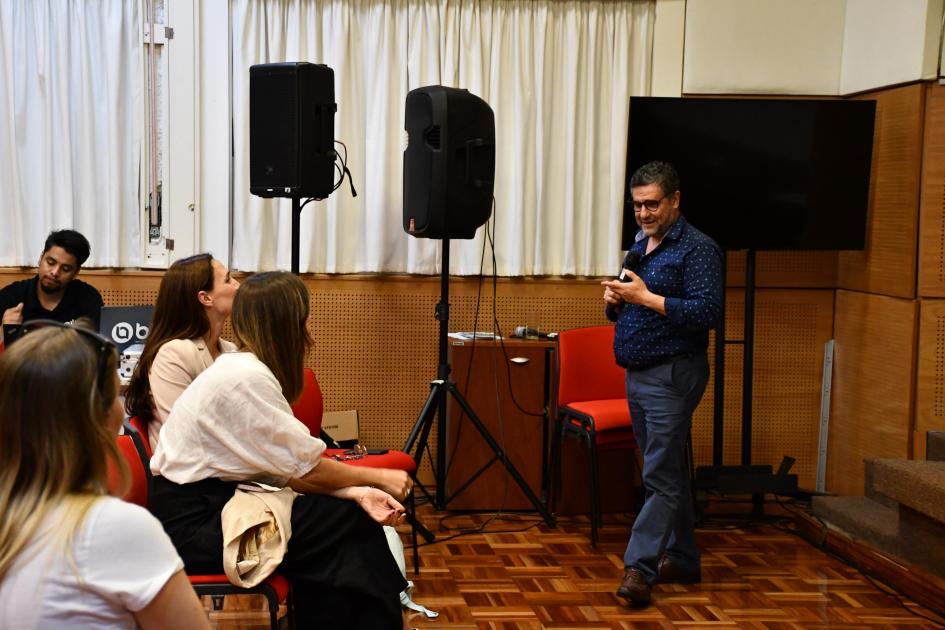 Heber Da Cunha hablando al público