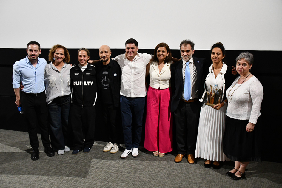 Protagonistas del cortometraje junto a las autoridades Protagonistas del cortometraje junto a las autoridades