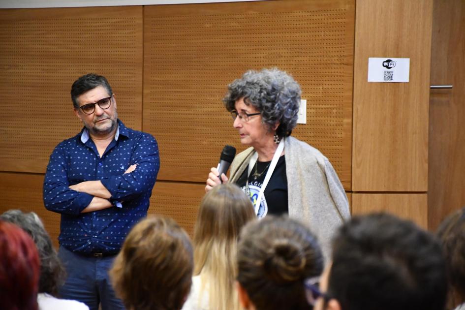 Asistente hablando Asistente hablando