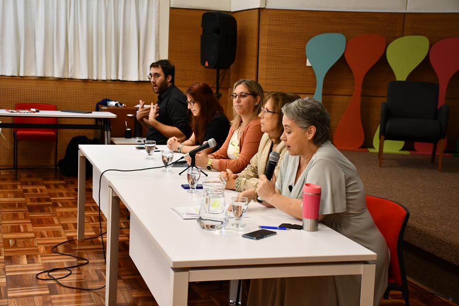 Mariela Contrera, subdirectora del Prog. Nacional de TuberculPosis CHLA-E; Gabriela Amaya, di Mesa de apertura del evento