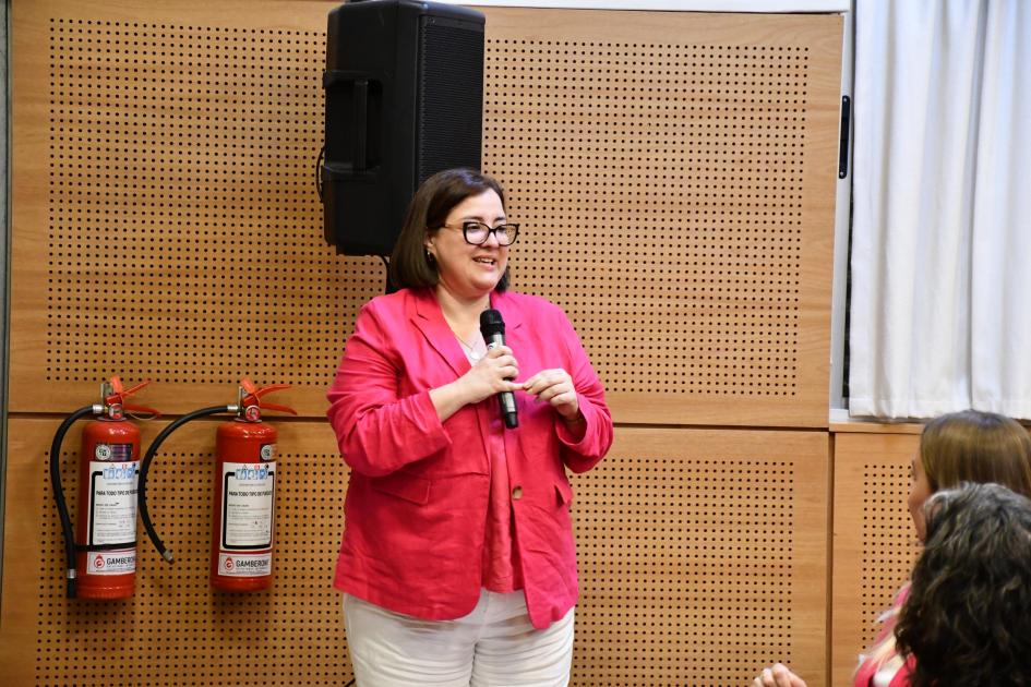 Directora Carmen Rodríguez habla al público, al cierre del evento Directora Carmen Rodríguez habla al público, al cierre del evento
