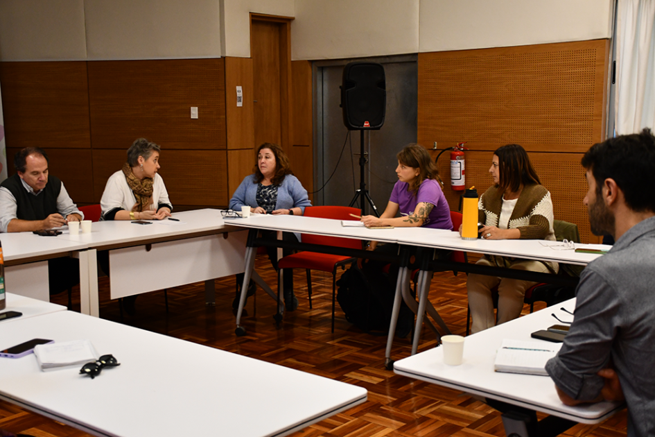 Reunión del grupo de trabajo sobre derecho a la alimentación Directora Jimena Fernández e integrantes del grupo de trabajo en reunión