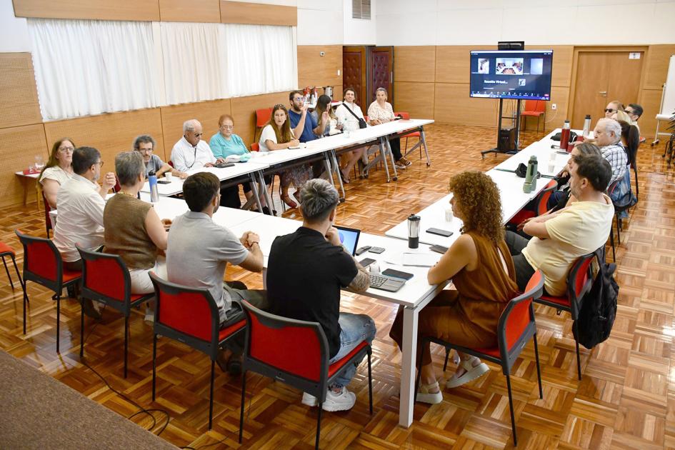 Todos los participantes entorno a una mesa Todos los participantes entorno a una mesa