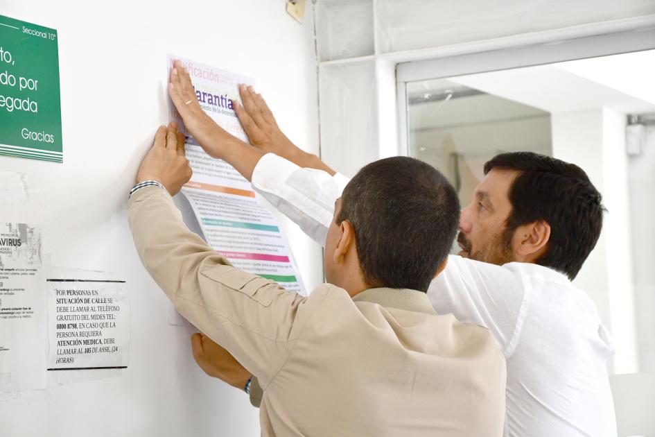 Equipo del MNP colocando la cartelería