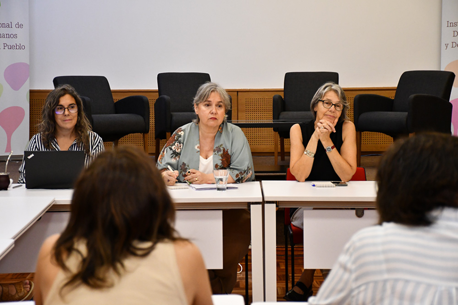 Laura Lacabanne, Jimena Fernández (directora INDDHH), Mariana Mota (presidenta INDDHH)