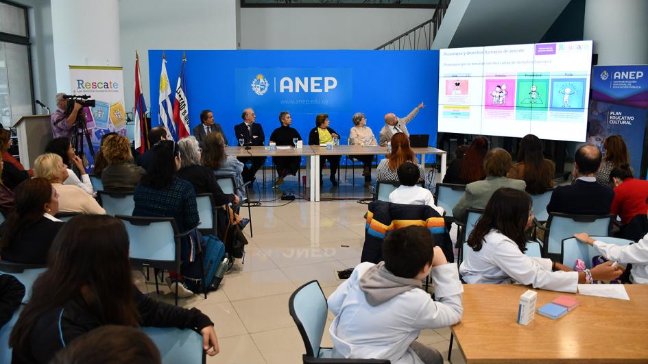 Autoridades de la INDDHH y del Plan Educativo Cultural y la Dirección de DDHH de ANEP