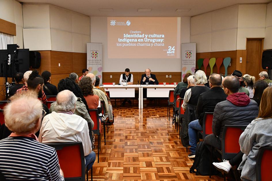 Cineforo "Identidad y cultura indígena en Uruguay; los pueblos charrúa y chaná" Cineforo a sala llena