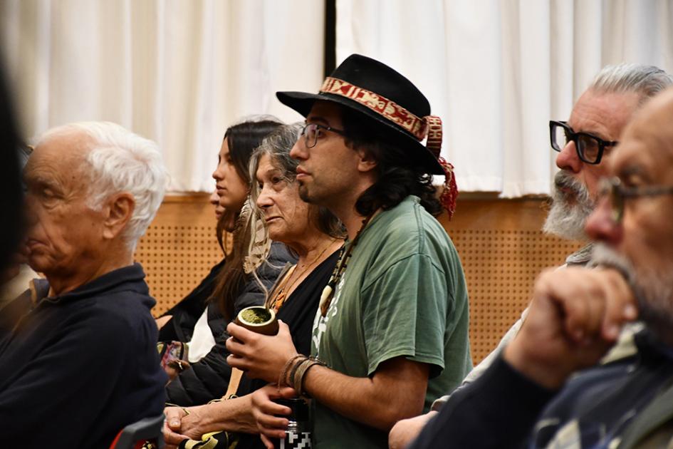 Cineforo "Identidad y cultura indígena en Uruguay; los pueblos charrúa y chaná" público presente en el cineforo