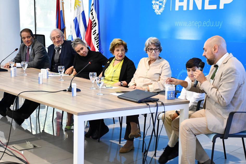 Autoridades de la INDDHH y de ANEP junto con Fausto, el primer niño en jugar a Rescate Autoridades de la INDDHH y de ANEP junto con Fausto, el primer niño en jugar a Rescate
