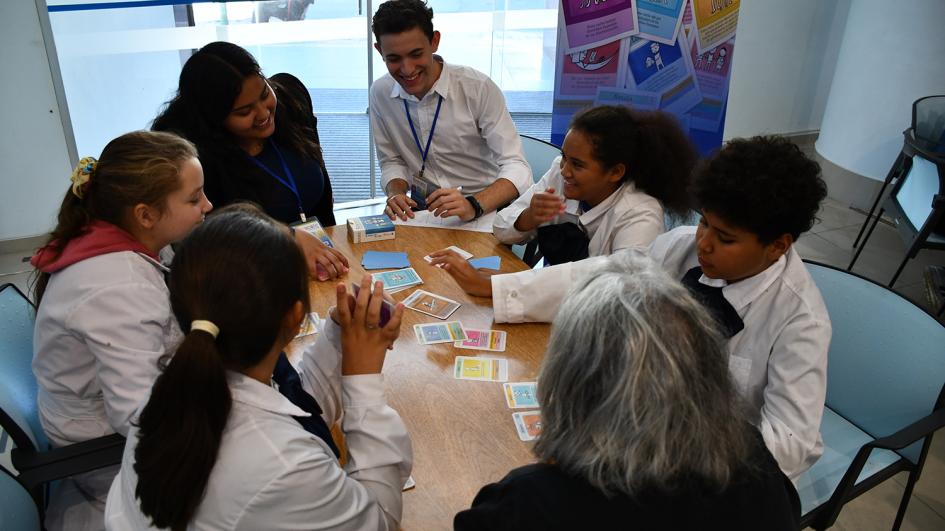 Estudiantes de Primaria y Secundaria jugando a Rescate