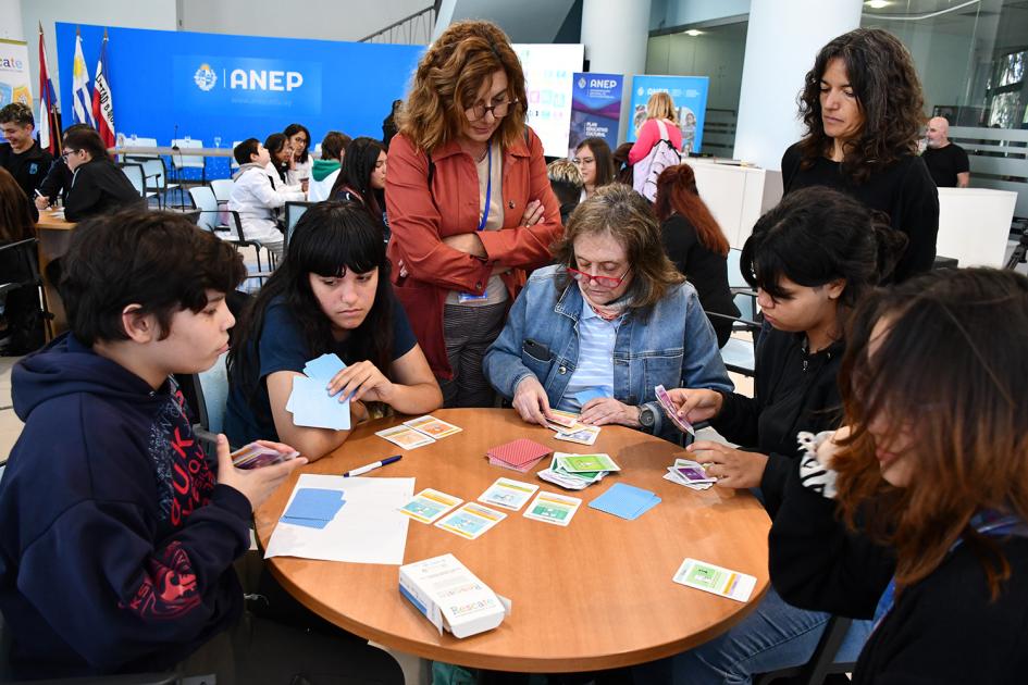 Estudiantes de Primaria y Secundaria y docentes jugando a Rescate