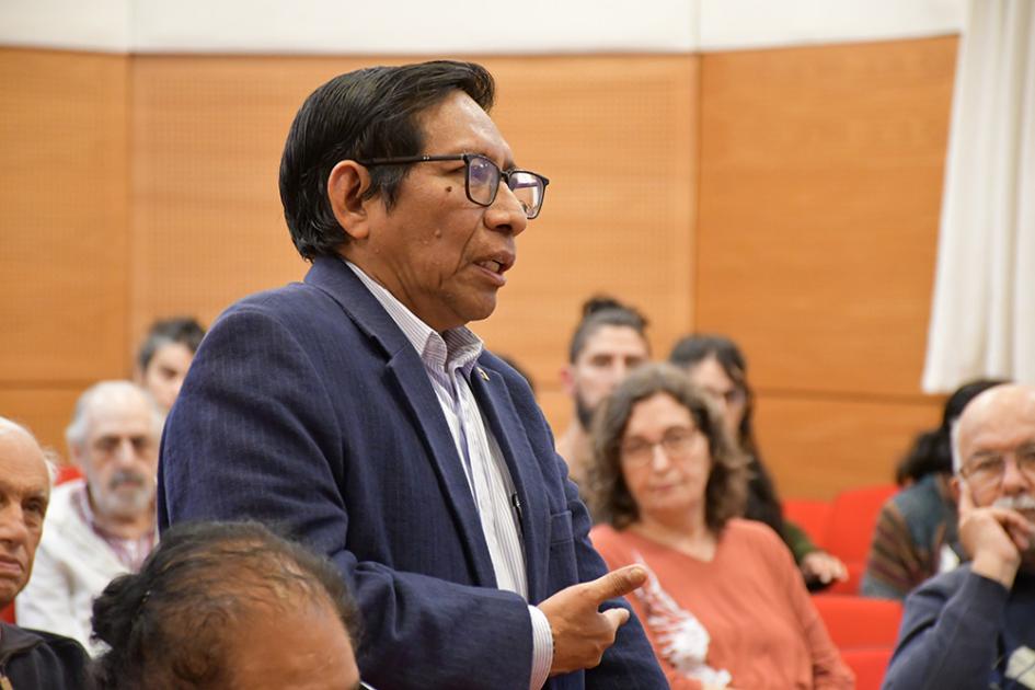 Cineforo "Identidad y cultura indígena en Uruguay; los pueblos charrúa y chaná" público en el intercambio posterior a las proyecciones